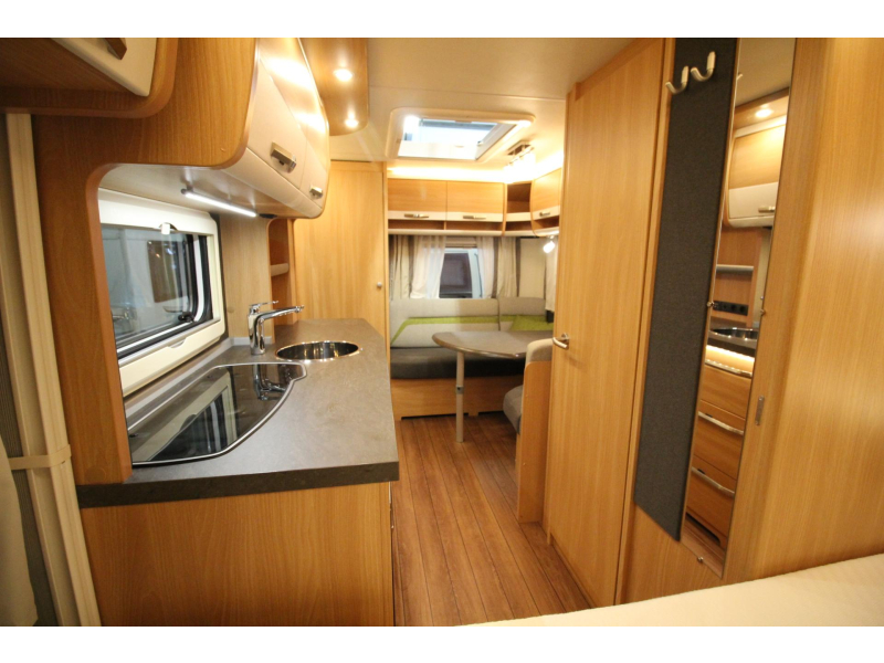 Knaus Sudwind Silver Selection 420 QD Mover Thule 6300 Voortent  foto: 9