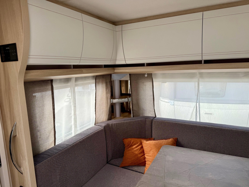 Hobby De Luxe 460 UFE Frans bed & rondzit!  foto: 15