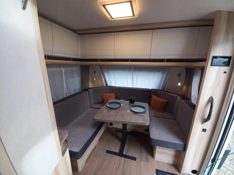 Hobby De Luxe 460 LU 1500kg 