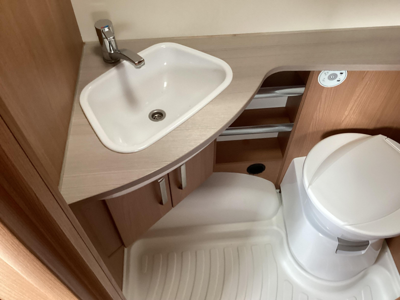 Knaus Sport 420 QD mover/voortent  foto: 14