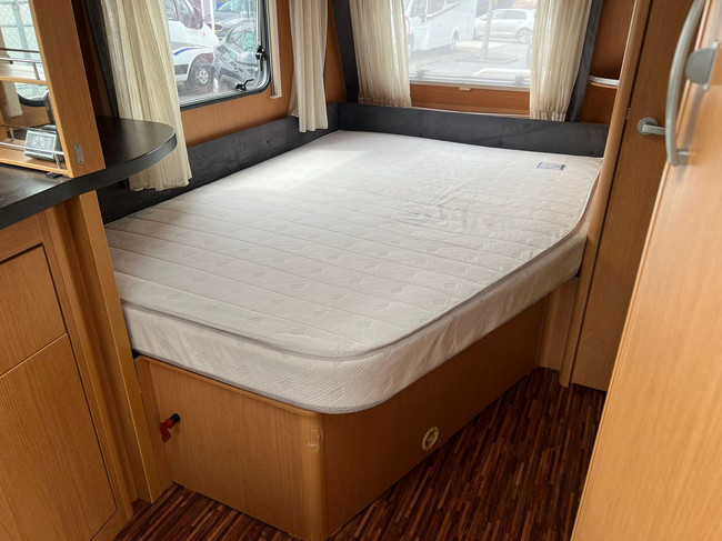 Hymer Sporting 465 | Volautomatische Mover | ZGAN Voortent | Lattenbodem | Ombouwbare Rondzit | Luifel | Fransbed | Fietsenrek foto: 14