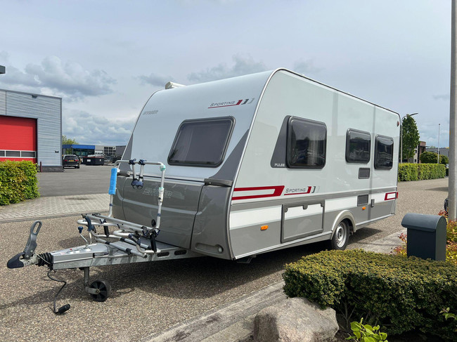 Hymer Sporting 465 | Volautomatische Mover | ZGAN Voortent | Lattenbodem | Ombouwbare Rondzit | Luifel | Fransbed | Fietsenrek