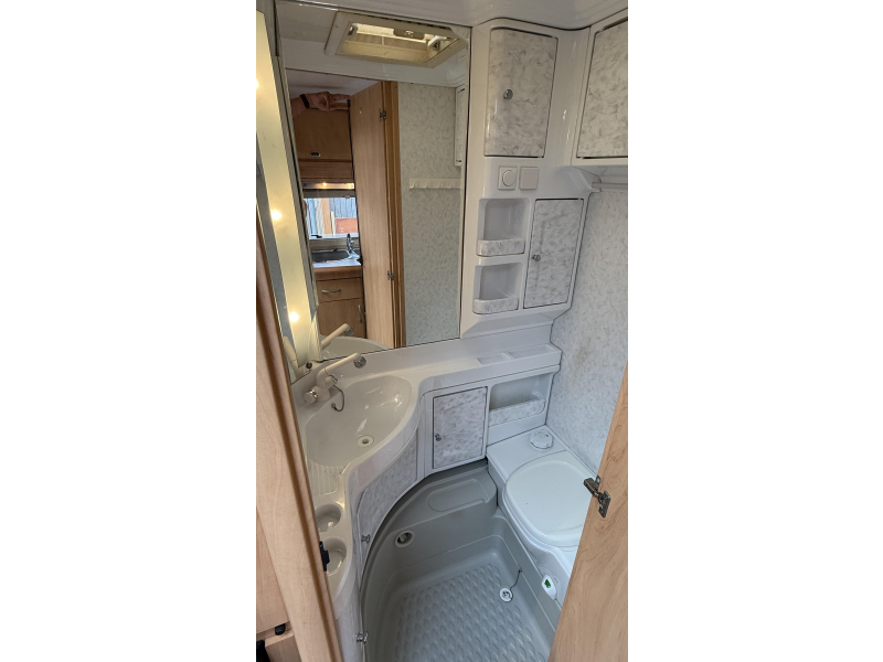 Hobby De luxe Easy 450 UF dwars bed rondzit toilet  foto: 5