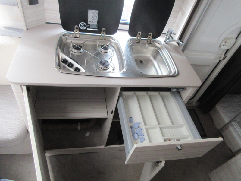 Dethleffs C'Joy 480 QLK GEZINS CARAVAN, VOORTENT  foto: 13