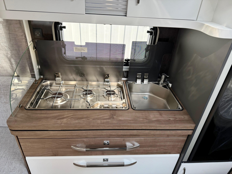 Hobby Excellent Edition 460 UFE Frans bed & rondzit!  foto: 18