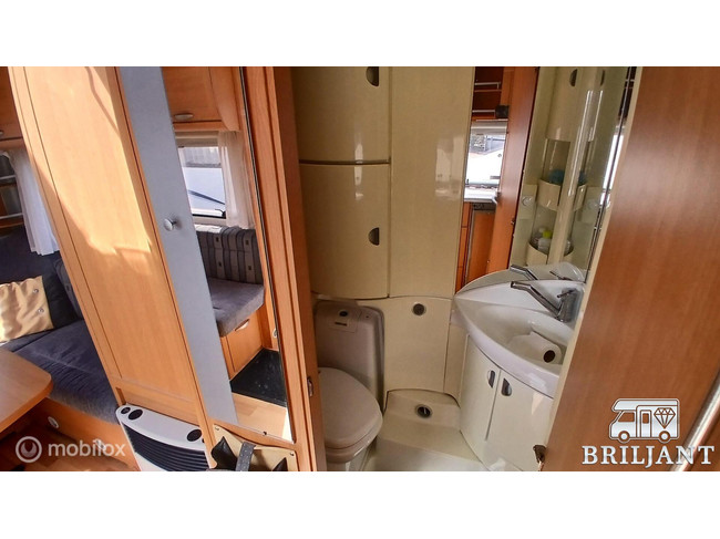 Knaus W01500 caravan.. enkelebedden/rondzit foto: 11