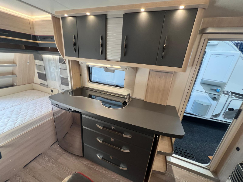 Hobby De Luxe Edition Silver 440 SF Mover, Fietsenrek, Luifel  foto: 12