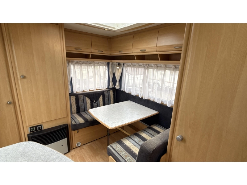 Dethleffs Camper 440 DB treinzit vast bed toilet 