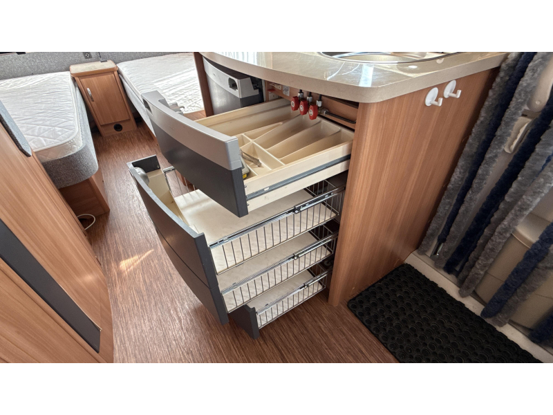 Hobby De Luxe 495 UL enkele bedden rondzit  foto: 9