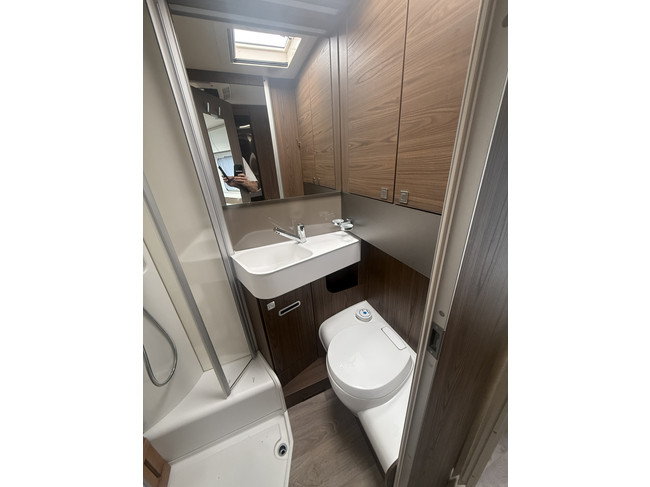 Eriba T 820 (TOURING 820) full options EP level systeem lengte bedden XT mover Truma zonnepanelen 2x dakairco Dometic elktr schotel foto: 15