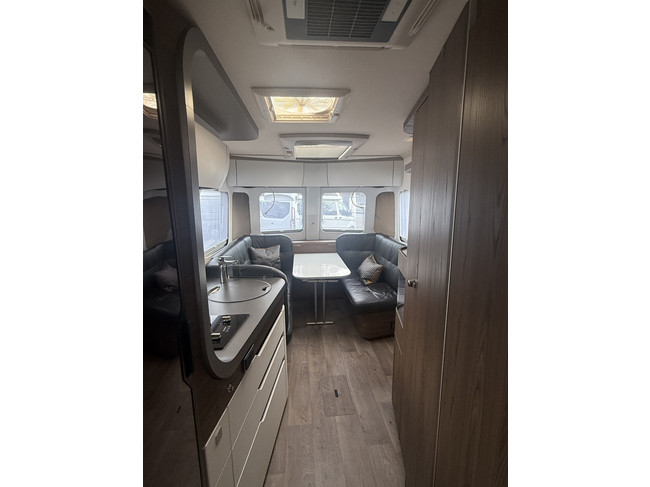 Eriba T 820 (TOURING 820) full options EP level systeem lengte bedden XT mover Truma zonnepanelen 2x dakairco Dometic elktr schotel foto: 18