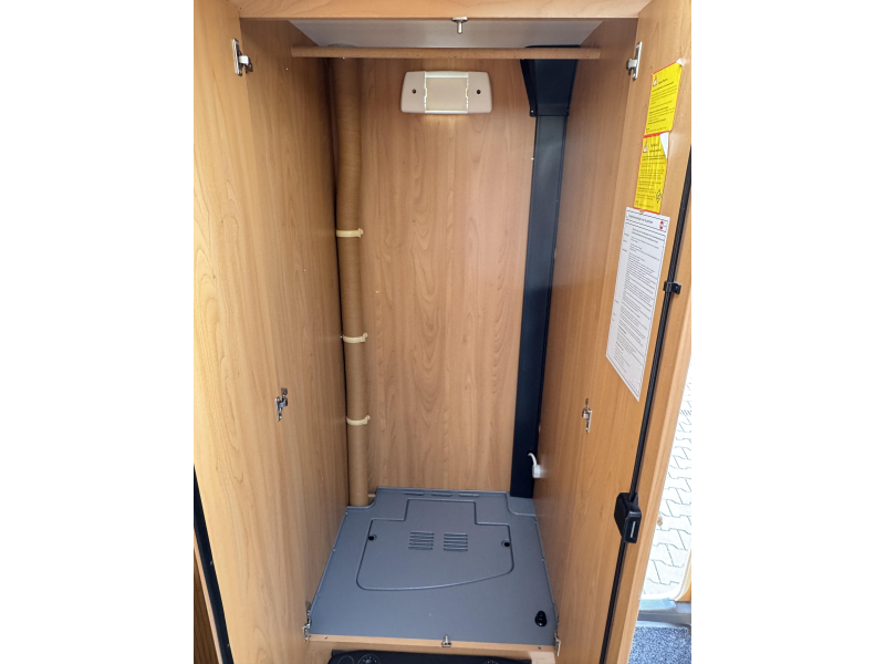 Bürstner Ventana 460 TS - Mover - Voortent  foto: 13