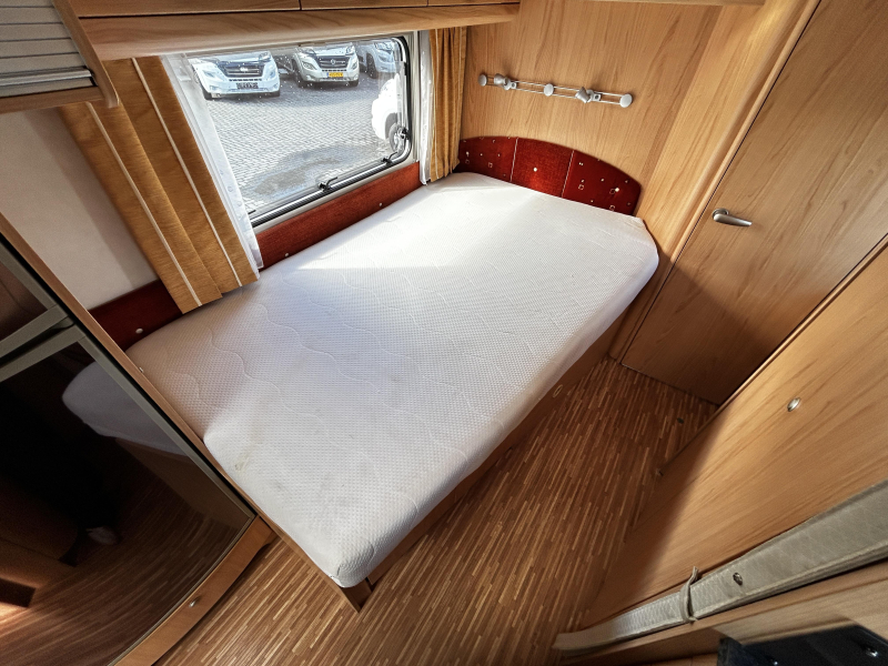 Bürstner Solano 710 T vastbed/badkamer-achterin  foto: 17