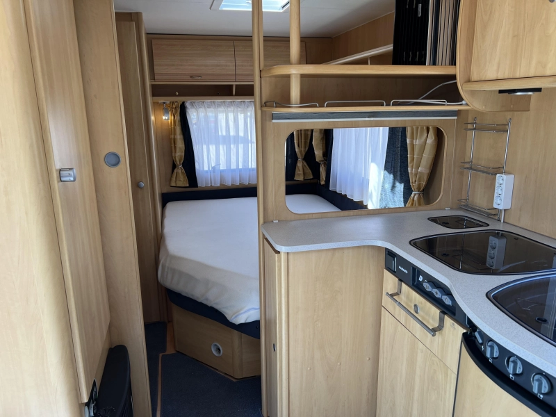 Dethleffs Camper 450 DB frans bed rondzit toilet 