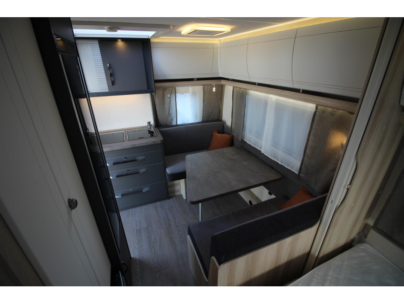 Hobby De Luxe 400 SFE Frans bed & hoge koelkast  foto: 10