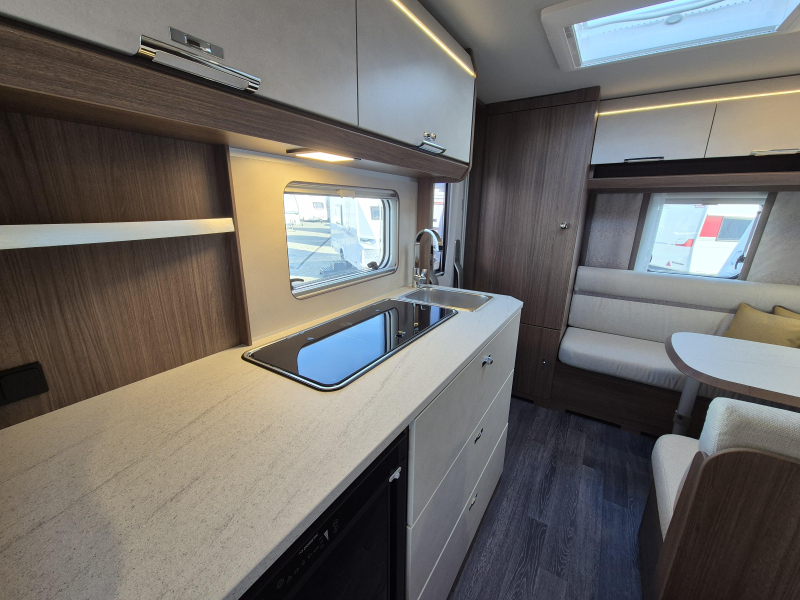 Tabbert Cazadora 420 QD 2.3 Indeling met mega keuken!  foto: 9