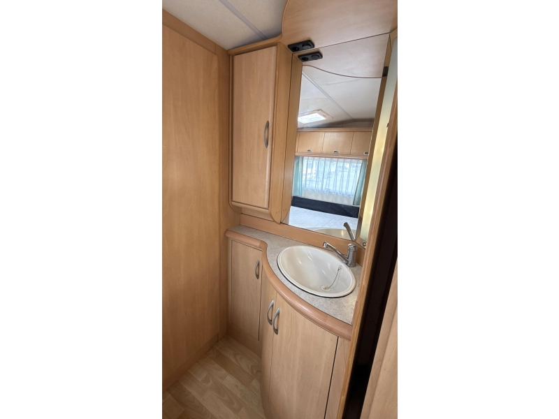 Hobby De luxe Easy 460 UFE frans bed rondzit toilet  foto: 11