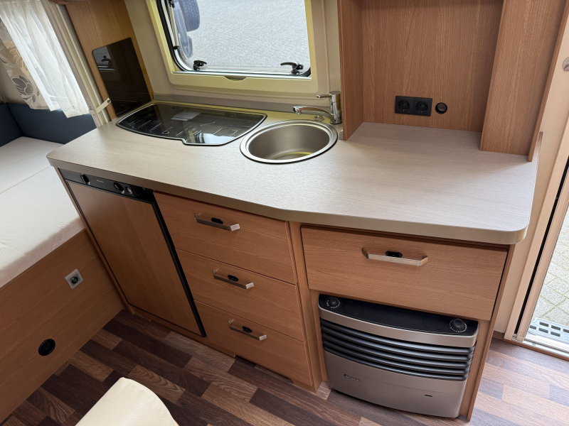 Knaus Sport 420 QD VASTBED TREINZIT VOORTENT  foto: 8
