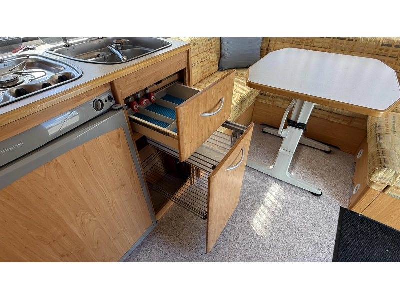 Knaus Blue Line 450 TF frans bed rondzit toilet  foto: 8