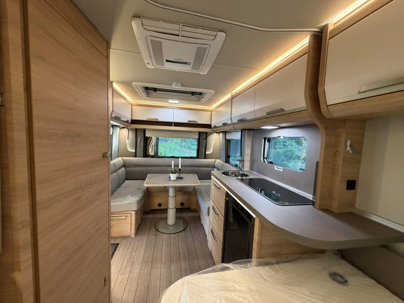 Knaus Sudwind Black Selection 450 FU dakairco / fransbed  foto: 11