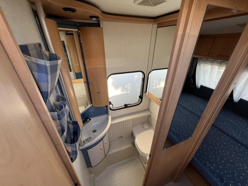 Bürstner Ventana Avantgarde 435 TS Voortent en losse luifel  foto: 9