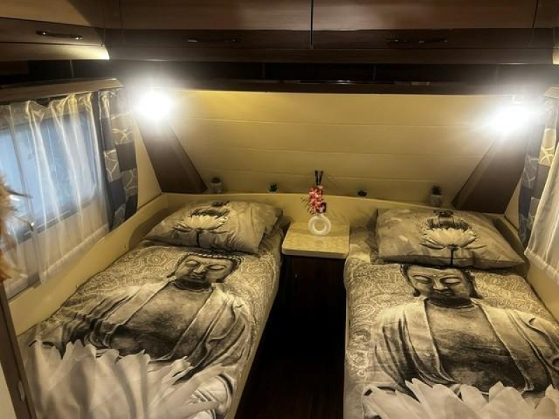 Hobby De Luxe 495 UL mover, voortent  foto: 6