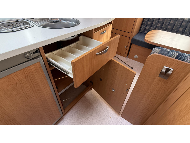 Knaus Sport 420 QD treinzit vast bed toilet  foto: 10