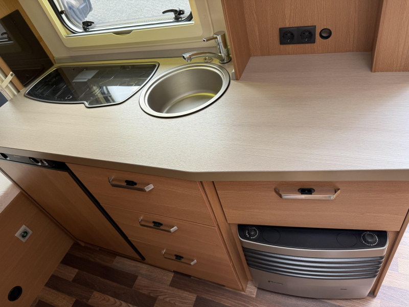 Knaus Sport 420 QD VASTBED TREINZIT VOORTENT  foto: 17