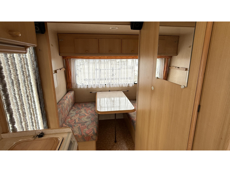 Adria Optima 425 TK vast bed zit toiletruimte 