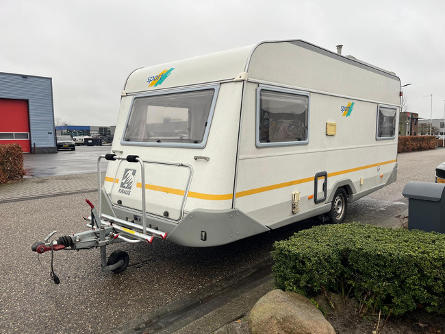 Knaus Sport 2404 | Voortent | Halfautomaat mover | Vastbed | Dinette (rondzit) | Kachel | Casette toilet | Imperiaal/ladder foto: 2