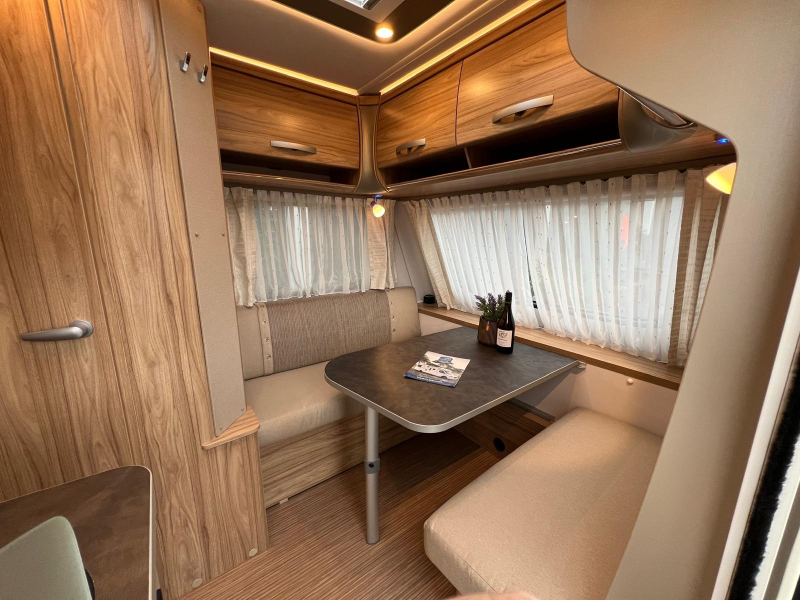 Eriba Nova Light 442 Lengtebedden, Mover, Tent  foto: 2