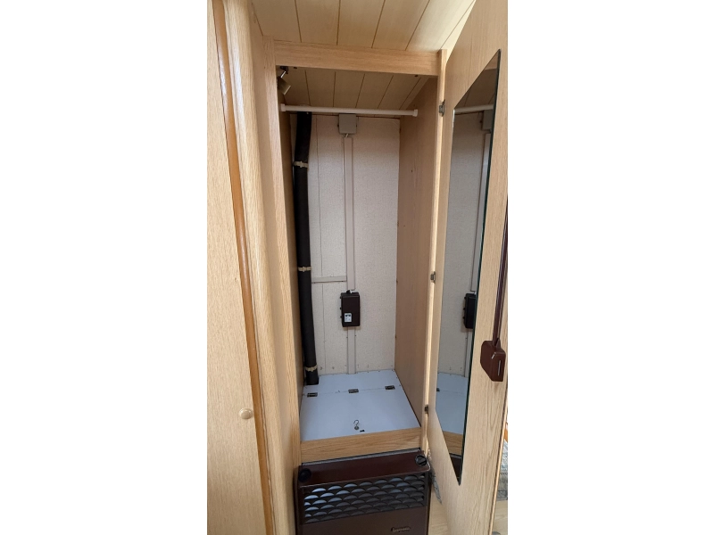 Knaus Sudwind 350 H kopkeuken toilet rondzit  foto: 7