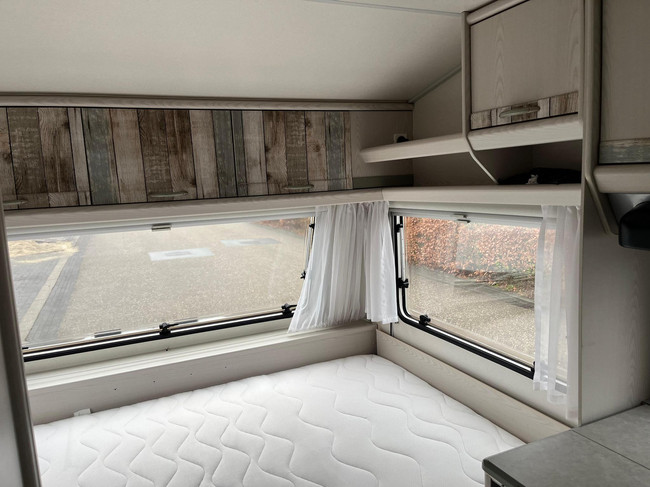 Knaus Sport 2404 | Voortent | Halfautomaat mover | Vastbed | Dinette (rondzit) | Kachel | Casette toilet | Imperiaal/ladder foto: 11