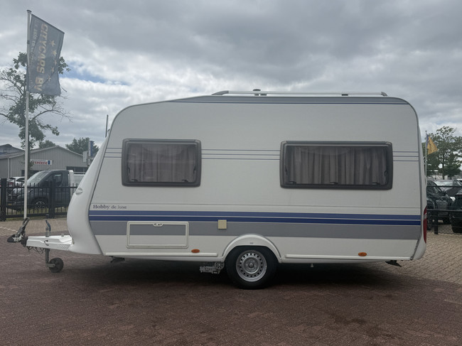 Hobby de luxe 400 SF dwarsbed 4 slaapplaatsen voortent mover hordeur kachel truma toilet foto: 4