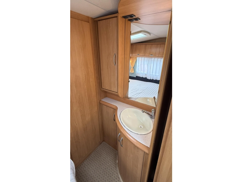Hobby Excellent Easy 460 UFE frans bed rondzit toilet  foto: 10