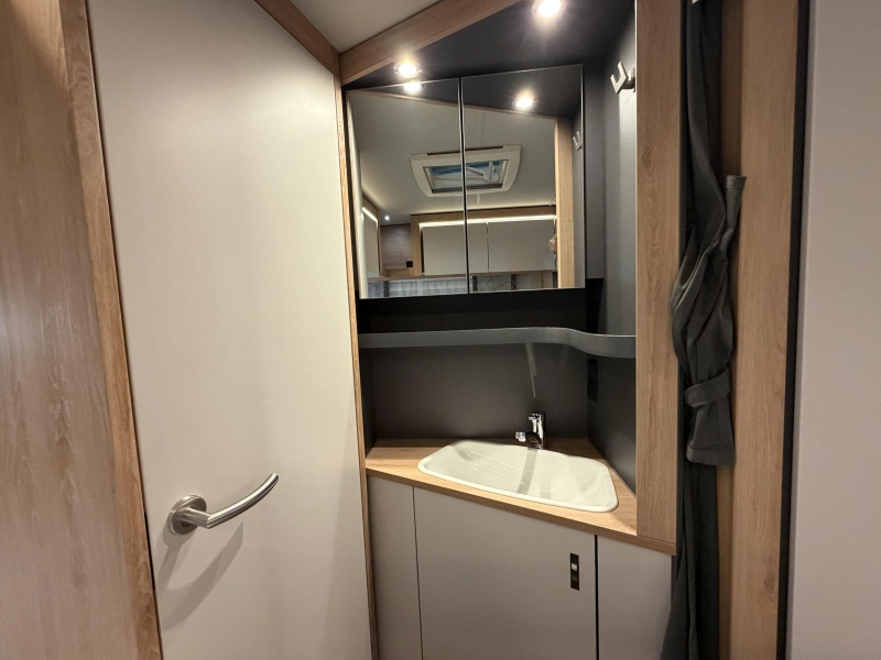 Knaus Sport 450 FU rondzit / fransbed  foto: 16