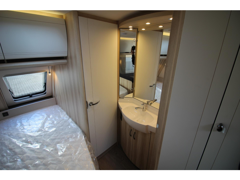 Hobby De Luxe 400 SFE Frans bed & hoge koelkast  foto: 8