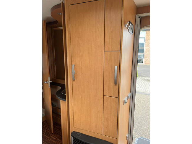 Hymer Sporting 465 | Volautomatische Mover | ZGAN Voortent | Lattenbodem | Ombouwbare Rondzit | Luifel | Fransbed | Fietsenrek foto: 13