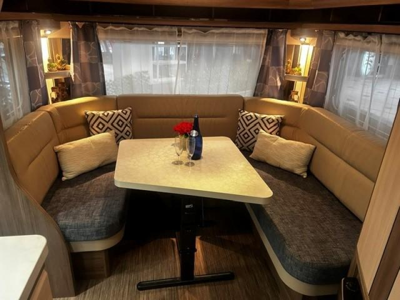 Hobby De Luxe 495 UL mover, voortent 