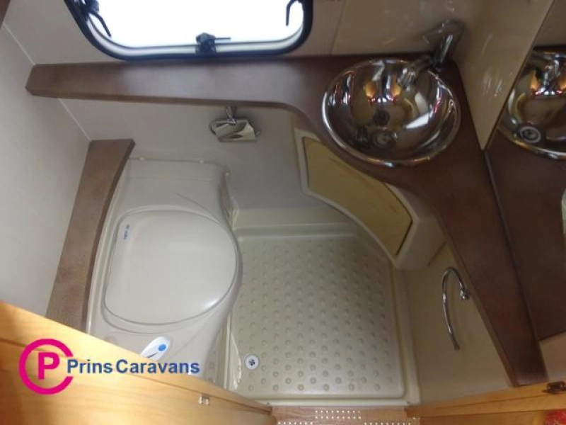 Caravelair Venicia 420 Met Dwars Bed en Treinzit  foto: 18