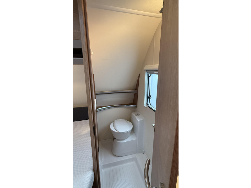 Knaus Sport 450 FU frans bed rondzit toilet  foto: 11