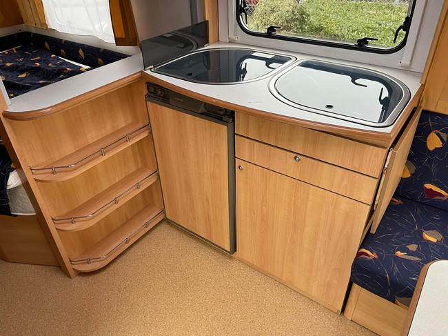 HOME-CAR Racer 45 Spirit | Fransbed | Dinette | Fietsenrek voor | Kachel | Koelkast | Toilet en wasbak foto: 12