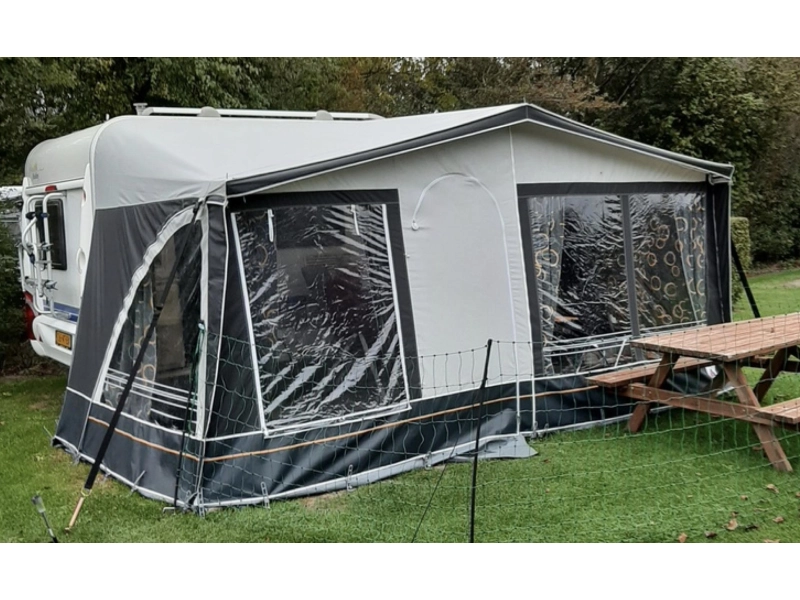 Hobby Excellent 410 SFE frans bed treinzit toilet  foto: 17