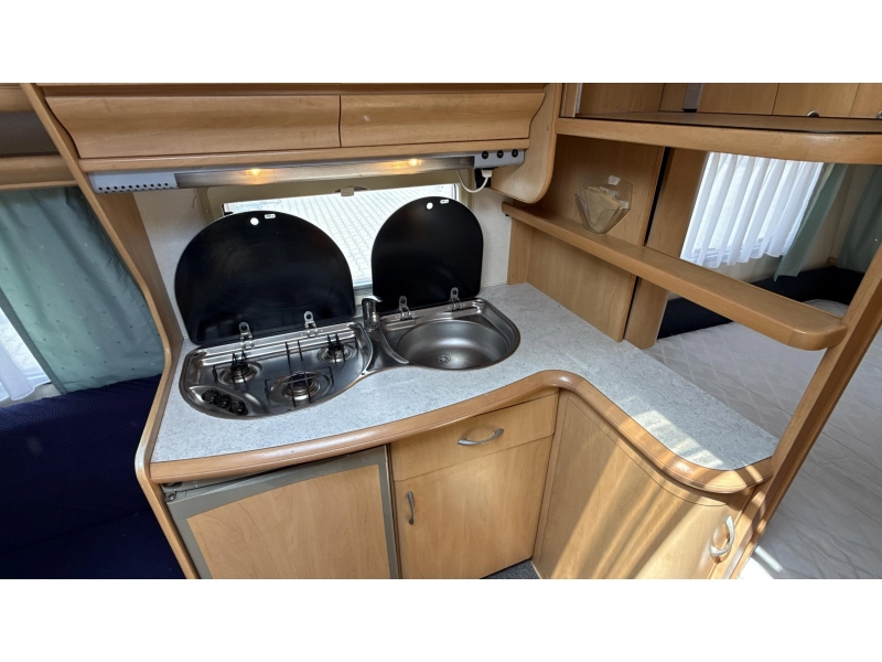 Hobby De luxe Easy 460 UFE frans bed rondzit toilet  foto: 4
