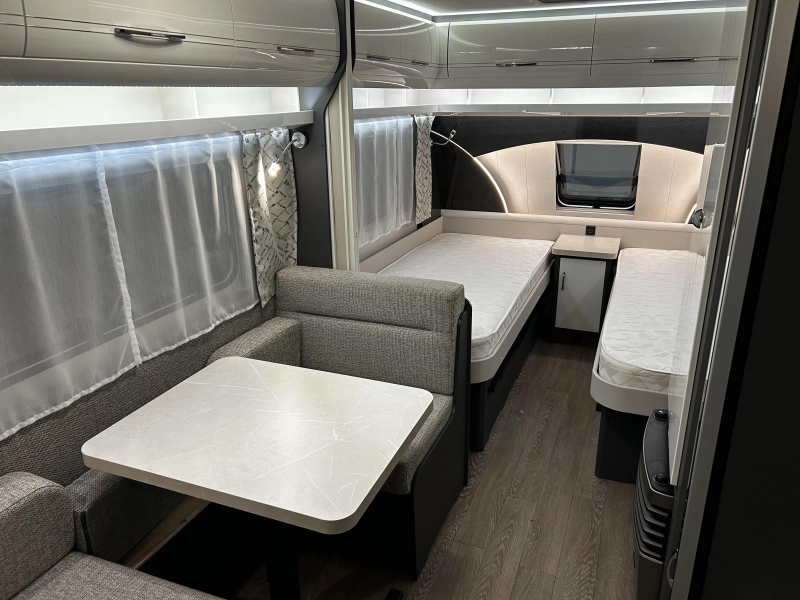 Hobby Excellent 460 SL Met mover en luifel  foto: 8