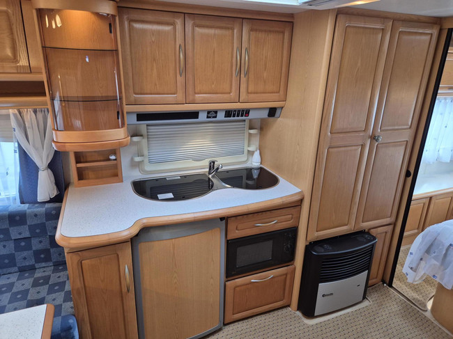 Hobby PRESTIGE 560 Kingsize Bed + Voortent Nw type 2e eig. foto: 12