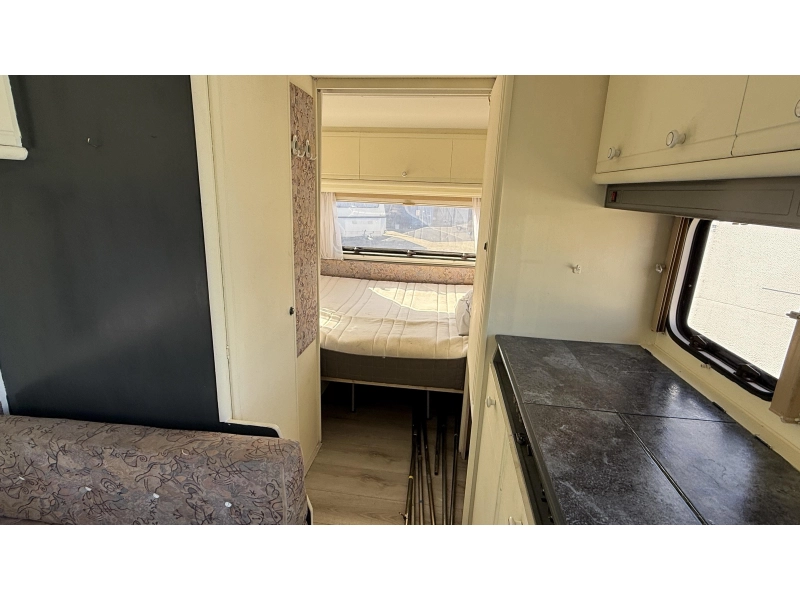 Dethleffs Camper 440 T treinzit vast bed toilet  foto: 2
