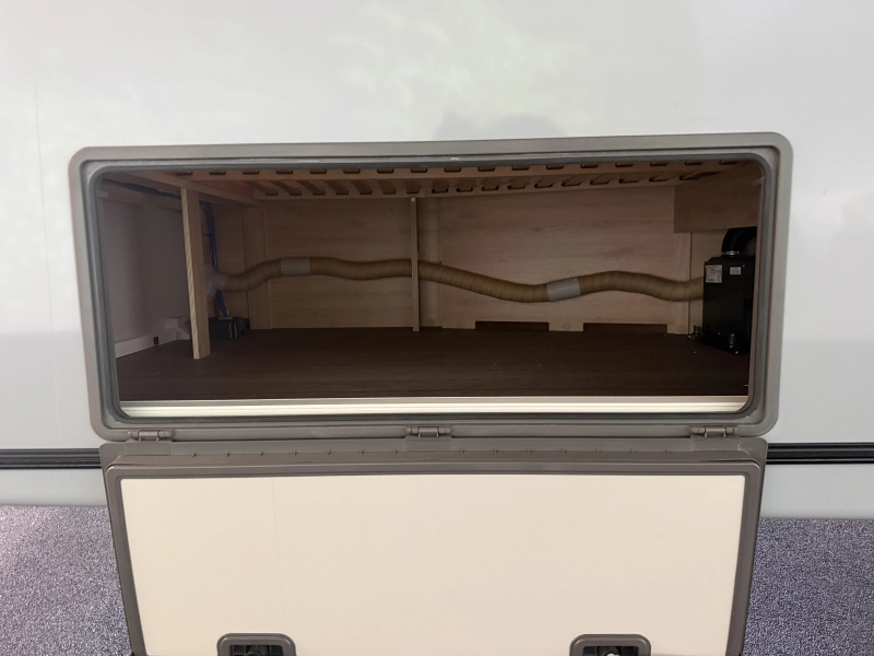 Knaus Sudwind Black Selection 450 FU dakairco / fransbed  foto: 8