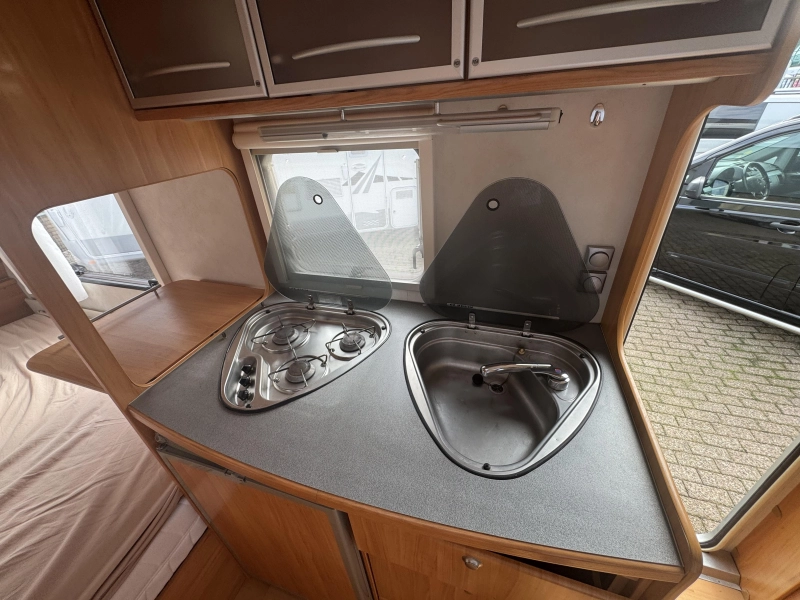 Adria Adora 472 LU Rondzit vast bed voortent  foto: 6