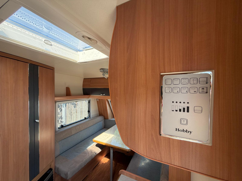Hobby De Luxe 380 TB Met mover en luifel!  foto: 11